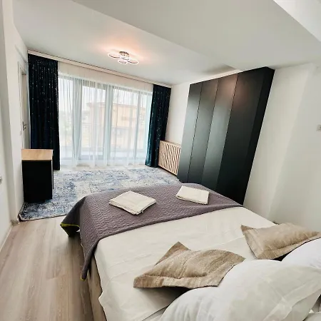 Lyvan's Wild - Mamaia Nord Apartment *