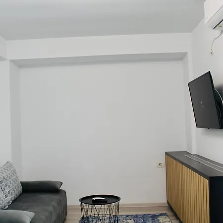 Lyvan's Wild - Mamaia Nord Apartment *