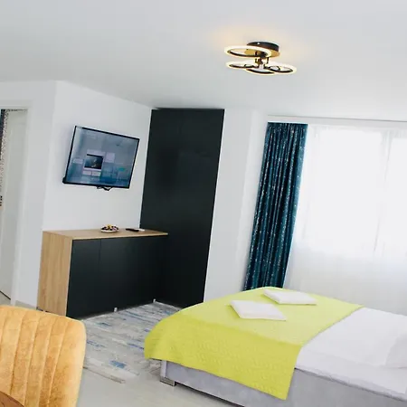 Lyvan's Wild - Mamaia Nord Apartment *