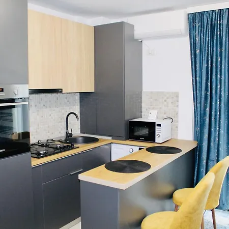 Lyvan's Wild - Mamaia Nord Apartment *